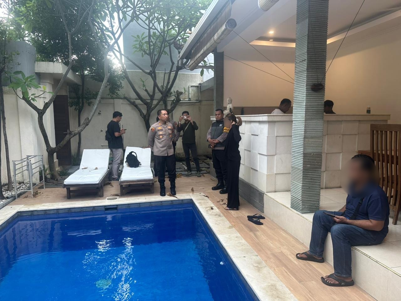 Kapolsek Kuta Utara AKP Agus Pasek Sudina cek villa tempat Balita Australia jatuh ke kolam.