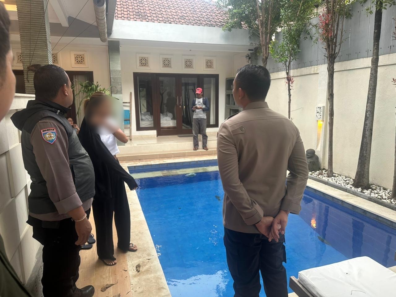 Kapolsek Kuta Utara AKP Agus Pasek Sudina cek villa tempat Balita Australia jatuh ke kolam.