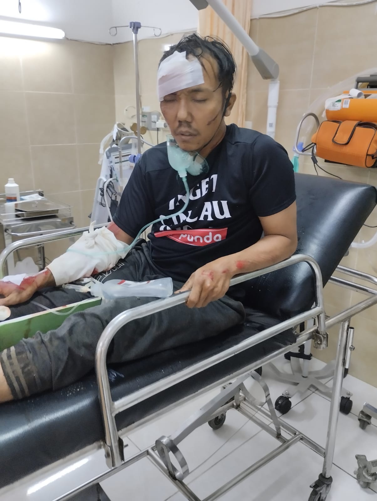Salah seorang korban selamat saat mendapatkan penanganan medis di IGD