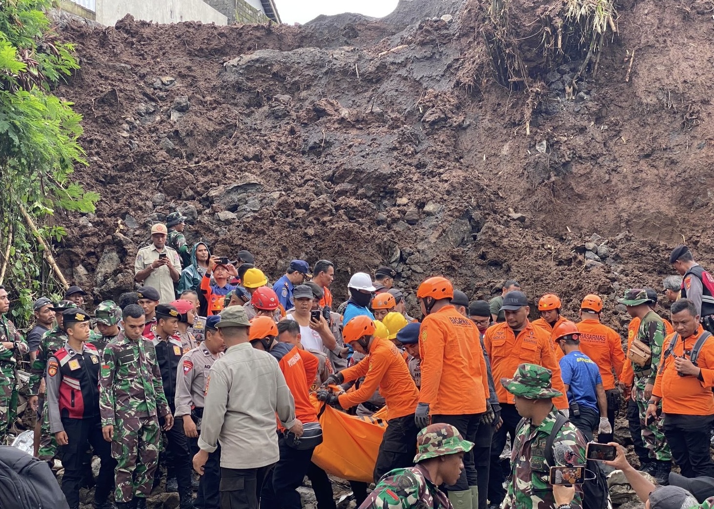 EVAKUASI: Tim gabungan saat mengevakuasi satu korban yang tertimbun longsor di Desa Ubung Kaja, Denpasar, Senin (20/1).