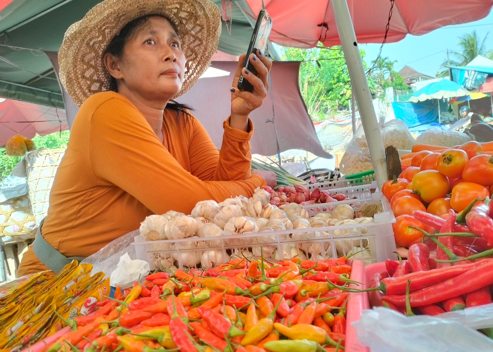 Aktivitas pedagang cabai di Pasar Tabanan.