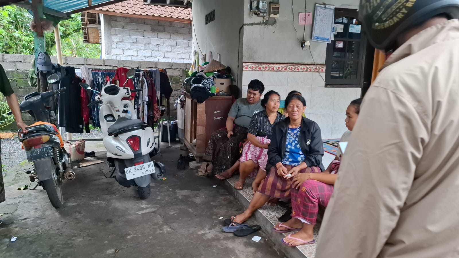 Istri dan keluarga korban I Wayan Mudiana.&nbsp;