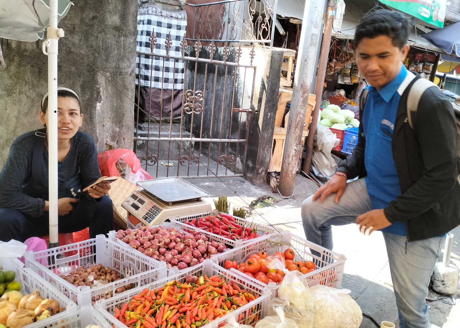 Aktivitas pedagang cabai di Pasar Tabanan.