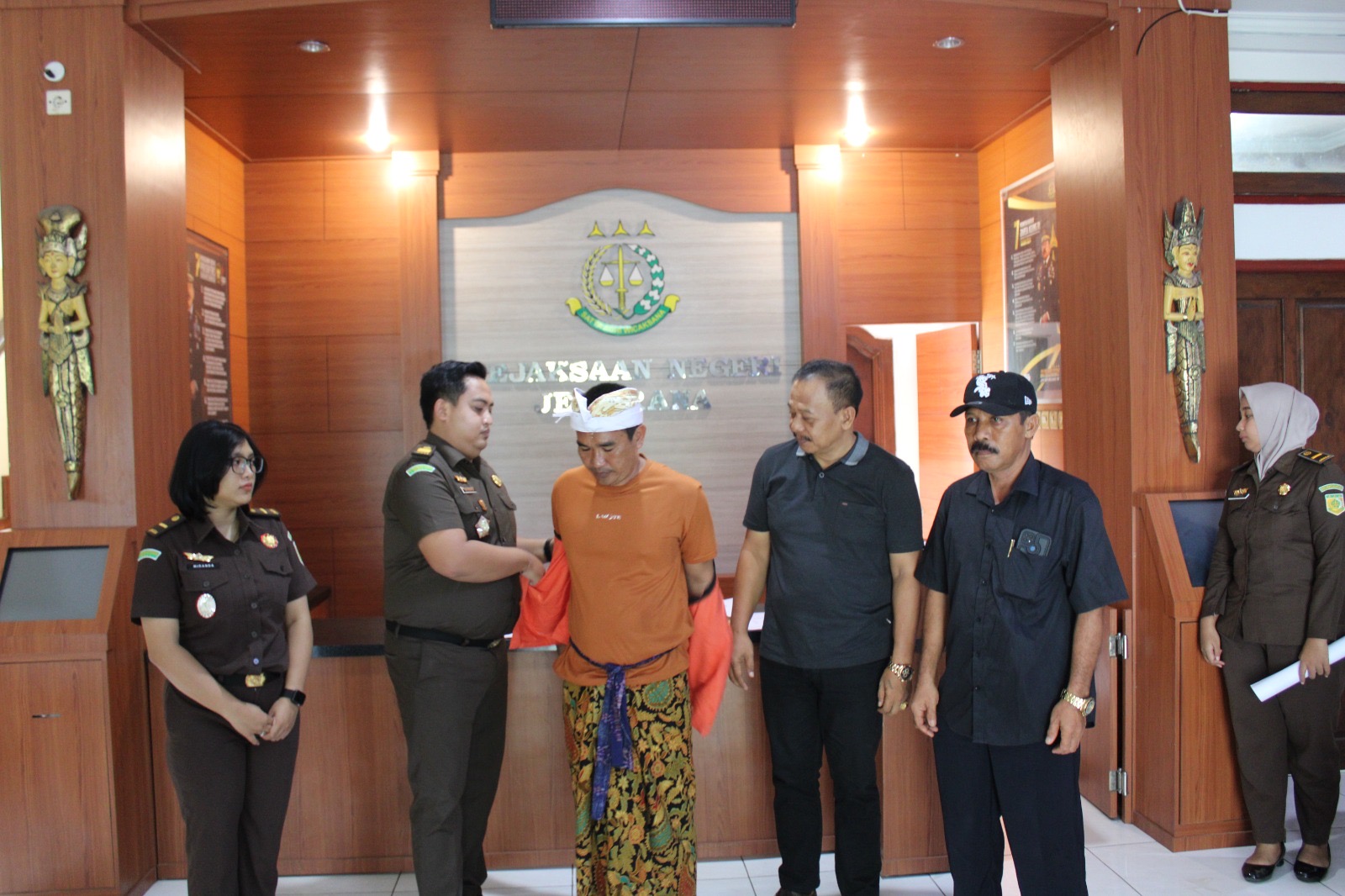KASUS DIHENTIKAN : Pelaksanaan restorative justice kasus KDRT yang berlangsung di Kantor Kejaksaan Negeri Jembrana, Kabupaten Jembrana, Jumat (24/1/2025).