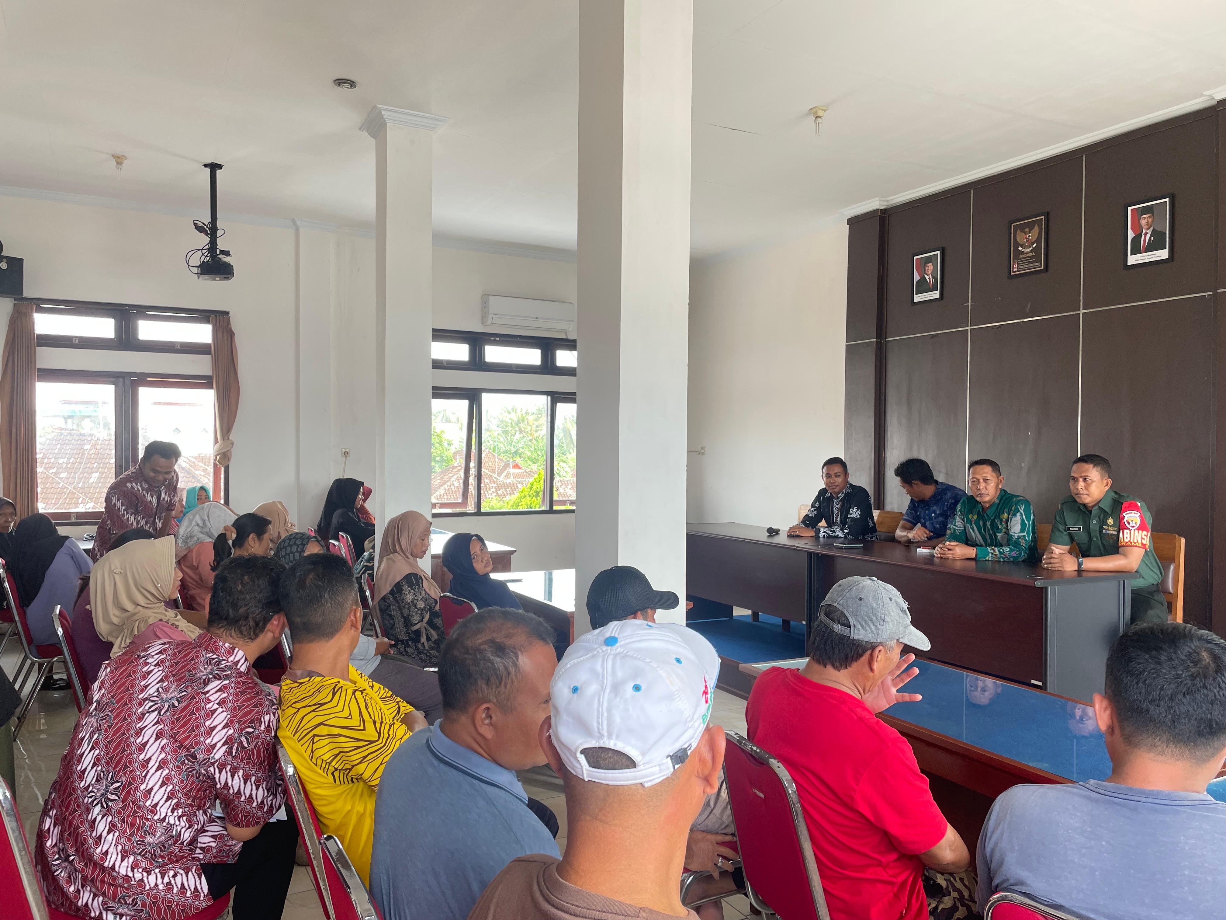 DATANGI KANTOR DESA : Puluhan warga yang keluhkan adanya aroma tak sedap datangi Kantor Desa Pengambengan, Kecamatan Negara, Kabupaten Jembrana, Kamis (23/1/2025).