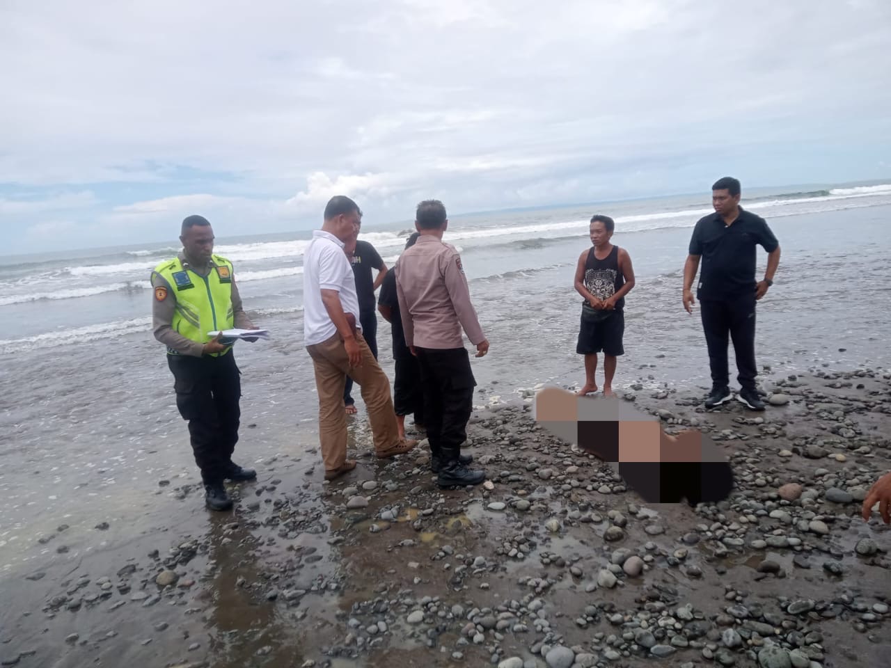 EVAKUASI : kondisi korban terseret arus saat dievakuasi ke pinggir pantai Pulukan, Kecamatan Pekutatan, Jembrana, Jumat (24/1/2025).