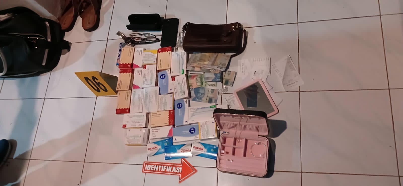 Barang-barang peninggalan korban termasuk juga obat-obatan yang ditemukan didalam kamar.