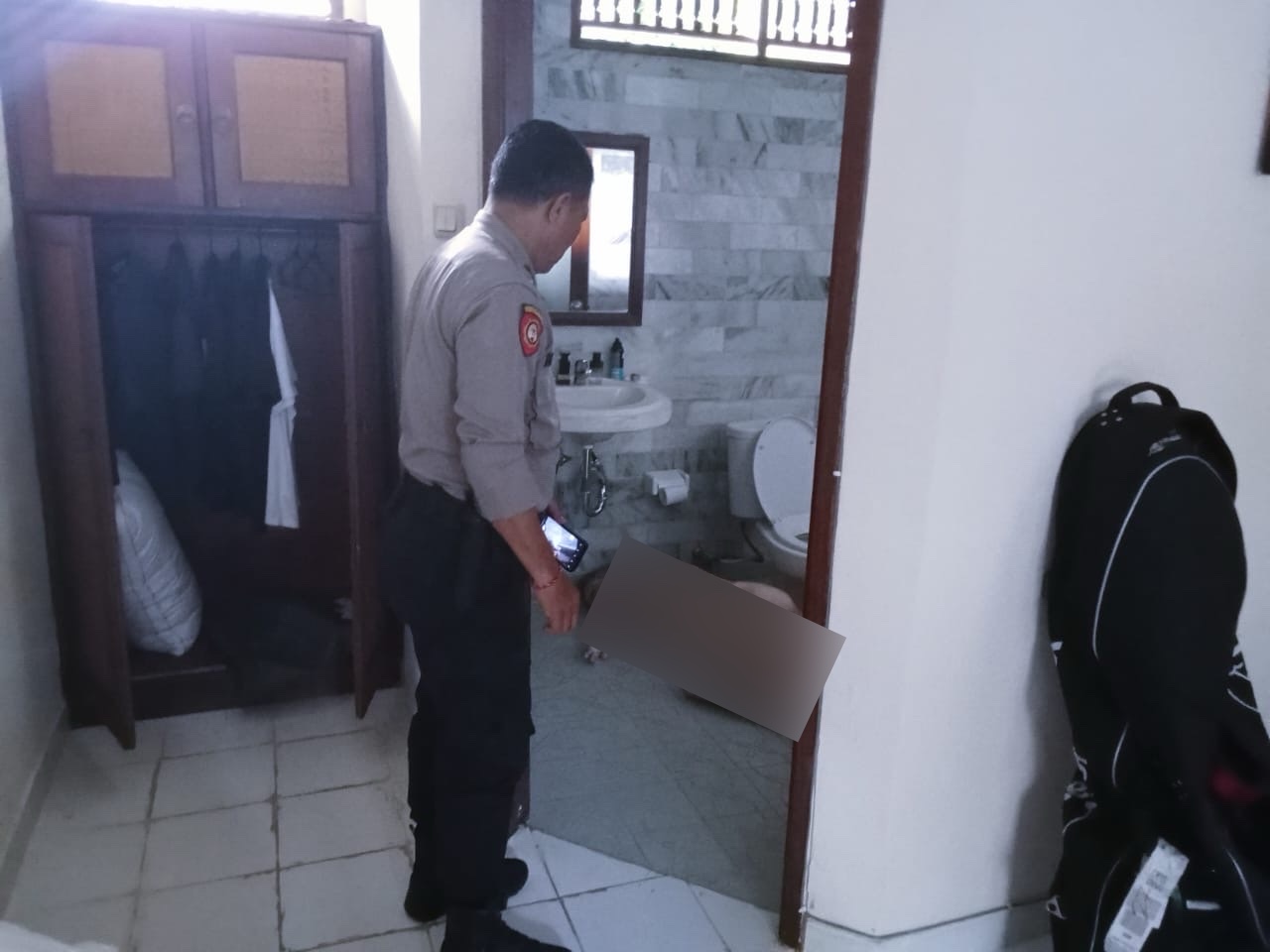 Tergeletak: AFMB ditemukan tergeletak di kamar mandi tanpa busana.