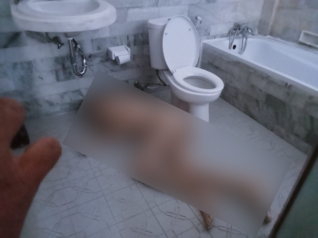 Tergeletak: AFMB ditemukan tergeletak di kamar mandi tanpa busana.