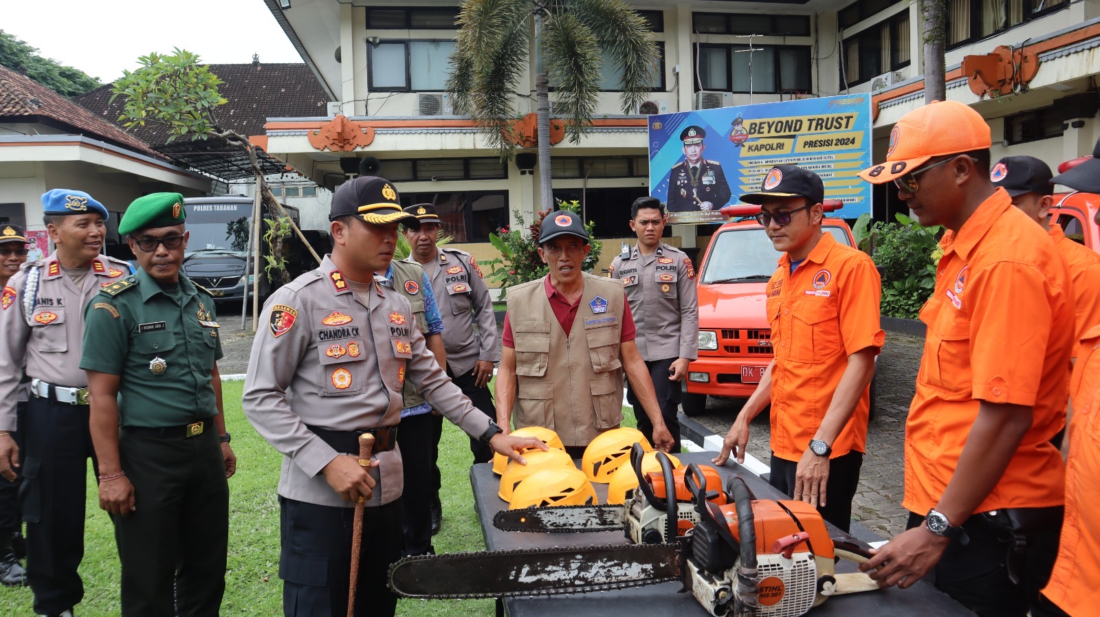 Kapolres Chandra pengecekan peralatan untuk menanggulangi bencana alam di Tabanan.