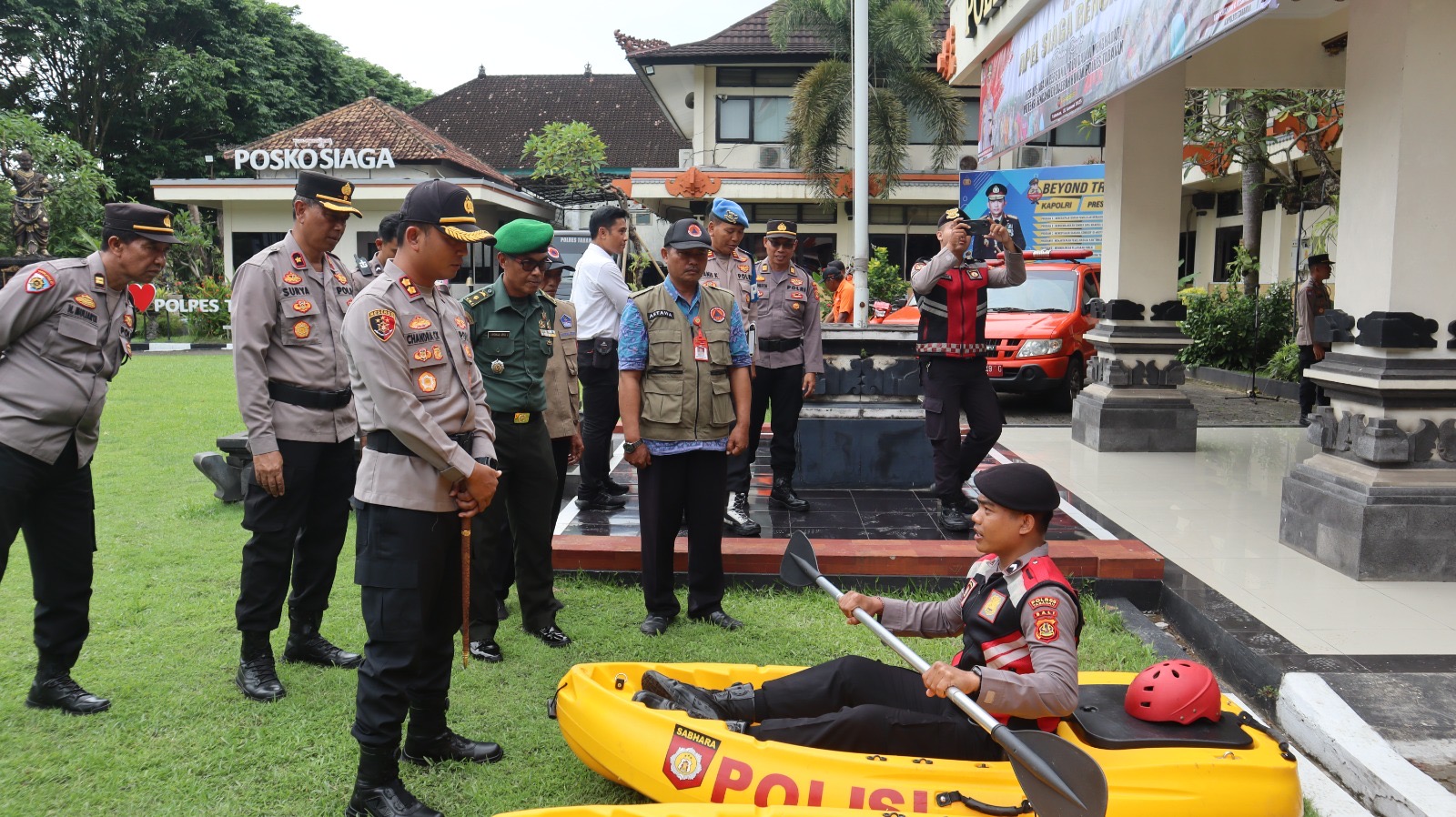Kapolres Chandra pengecekan peralatan untuk menanggulangi bencana alam di Tabanan.