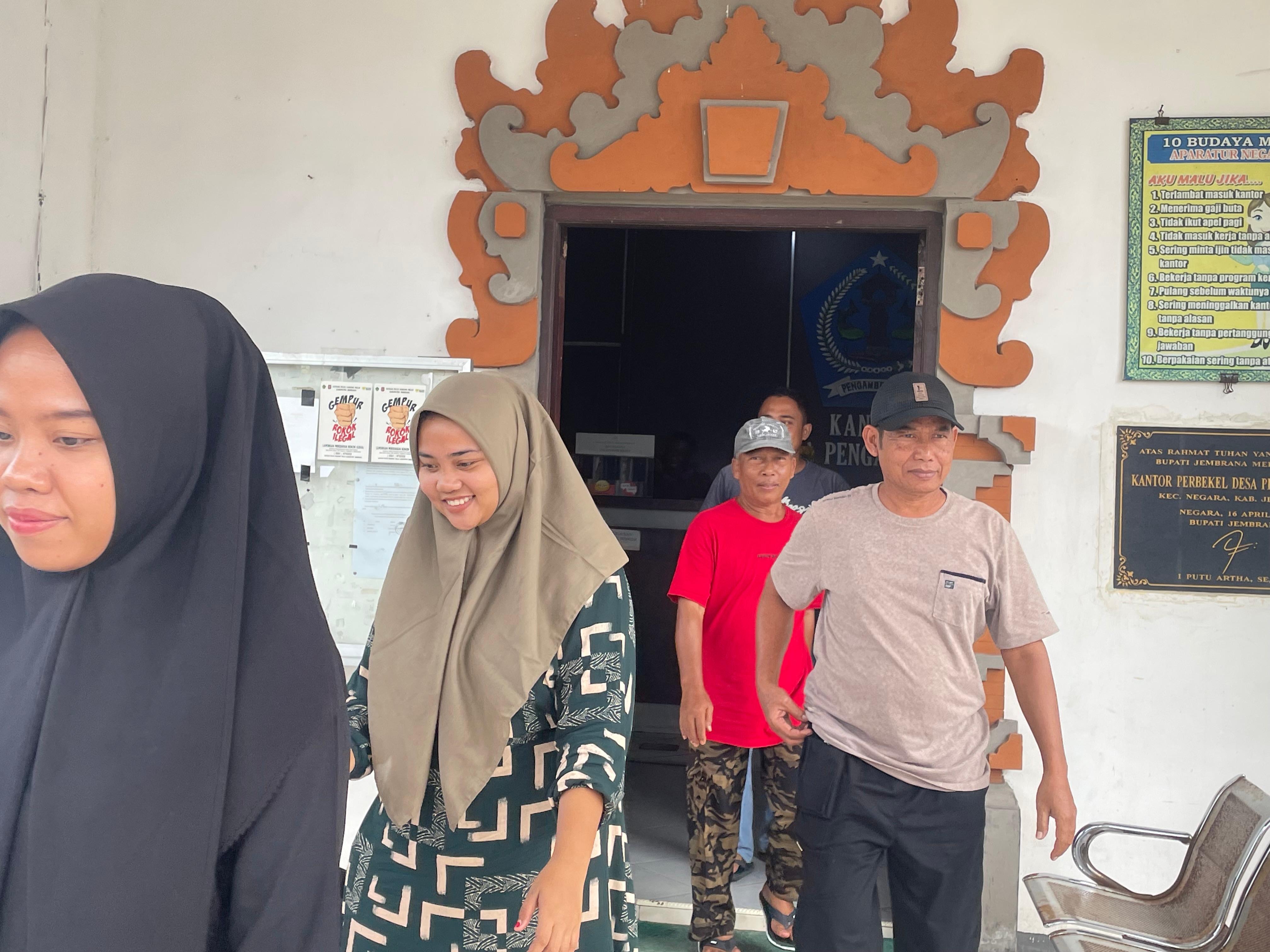 DATANGI KANTOR DESA : Puluhan warga yang keluhkan adanya aroma tak sedap datangi Kantor Desa Pengambengan, Kecamatan Negara, Kabupaten Jembrana, Kamis (23/1/2025).