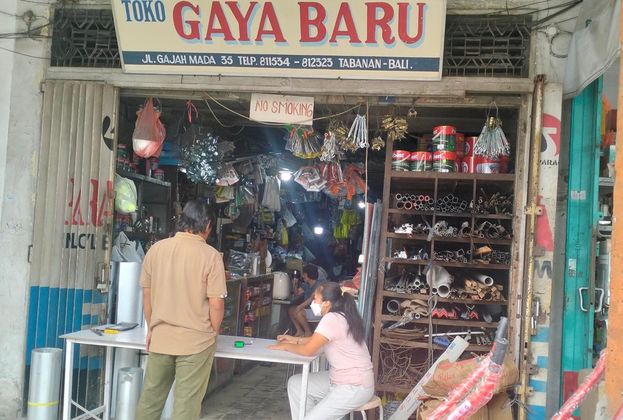 MASIH ADA : Salah satu toko kelontong sebagai potret komunitas tionghoa di jalan Gajah Mada Tabanan yang tetap eksis hingga saat ini, Jumat (24/1/2025).