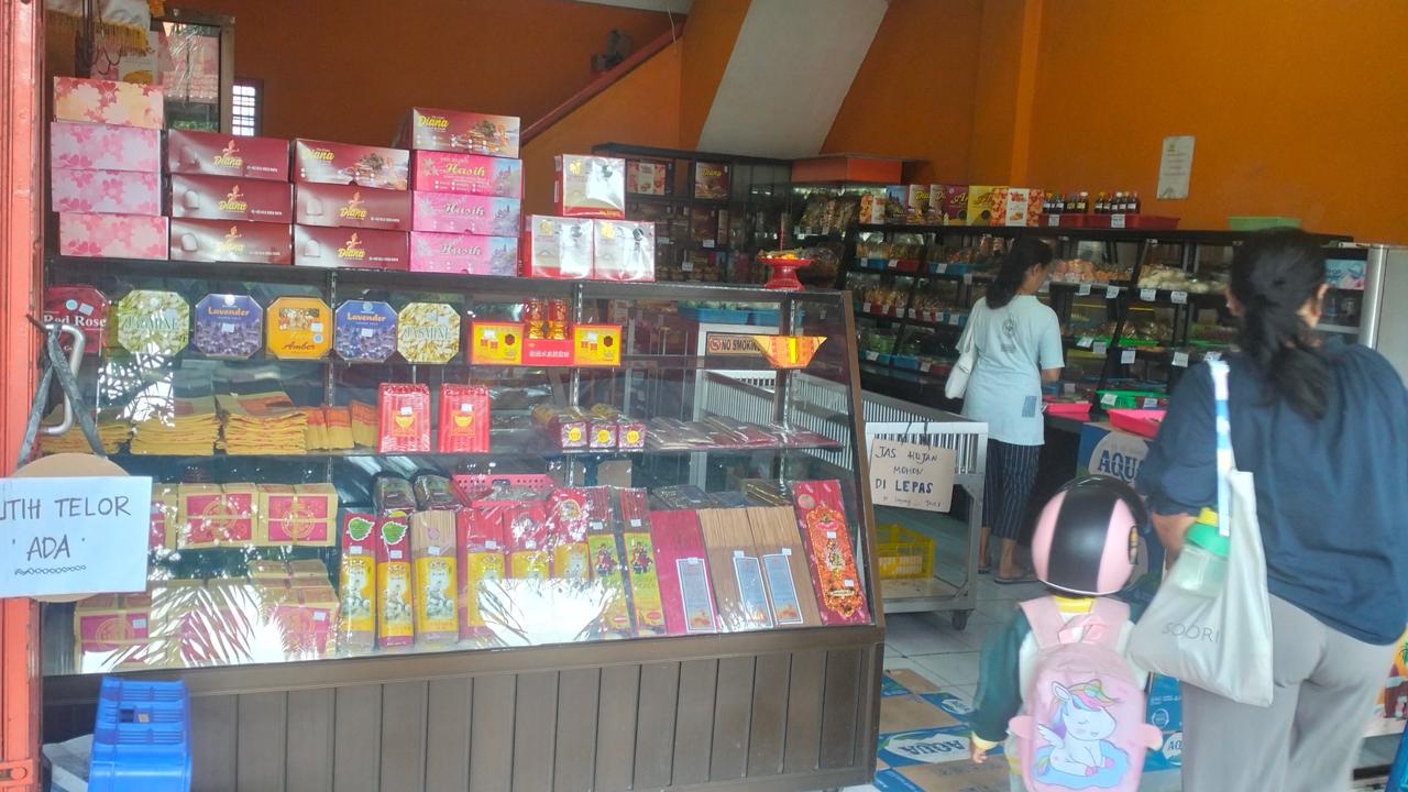 MASIH ADA : Salah satu toko kelontong sebagai potret komunitas tionghoa di jalan Gajah Mada Tabanan yang tetap eksis hingga saat ini, Jumat (24/1/2025).
