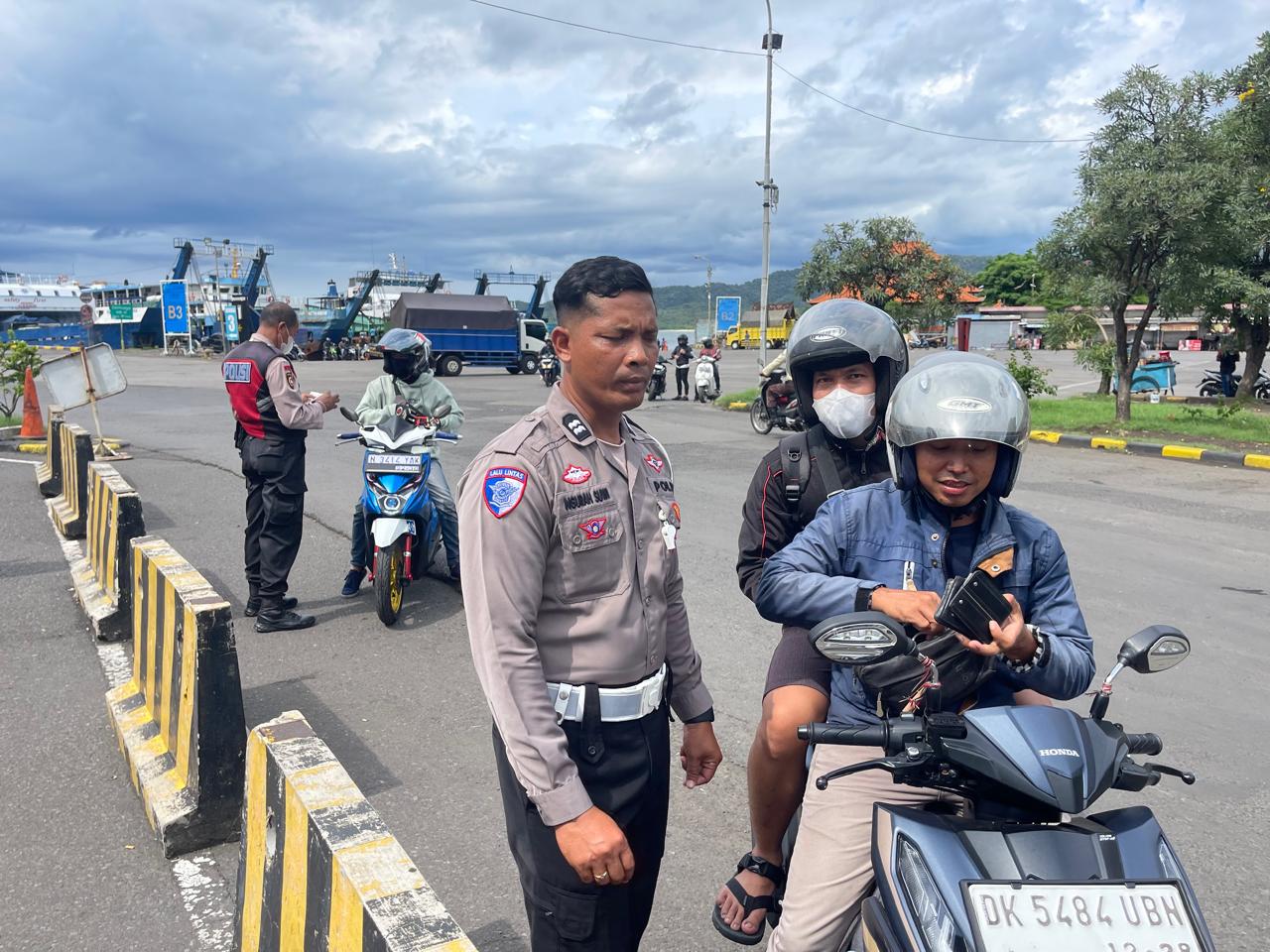 Petugas kepolisian melakukan pemeriksaan di pintu masuk Bali, Pelabuhan Gilimanuk, Jembrana, Minggu (26/1/2025).