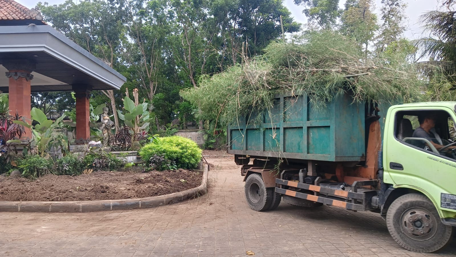 Penataan area halaman RJB Jembrana jelang pelantikan Bang Ipat.