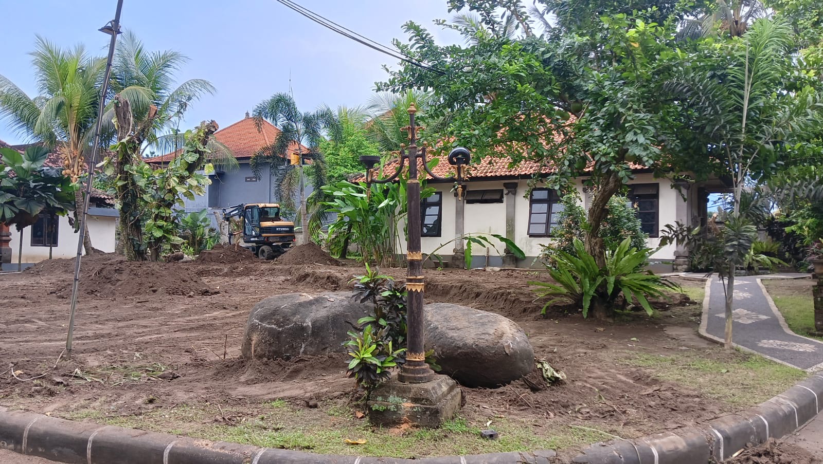 Penataan area halaman RJB Jembrana jelang pelantikan Bang Ipat.