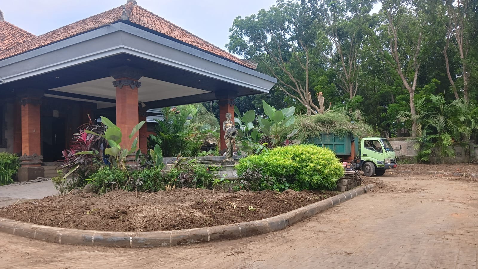 Penataan area halaman RJB Jembrana jelang pelantikan Bang Ipat.