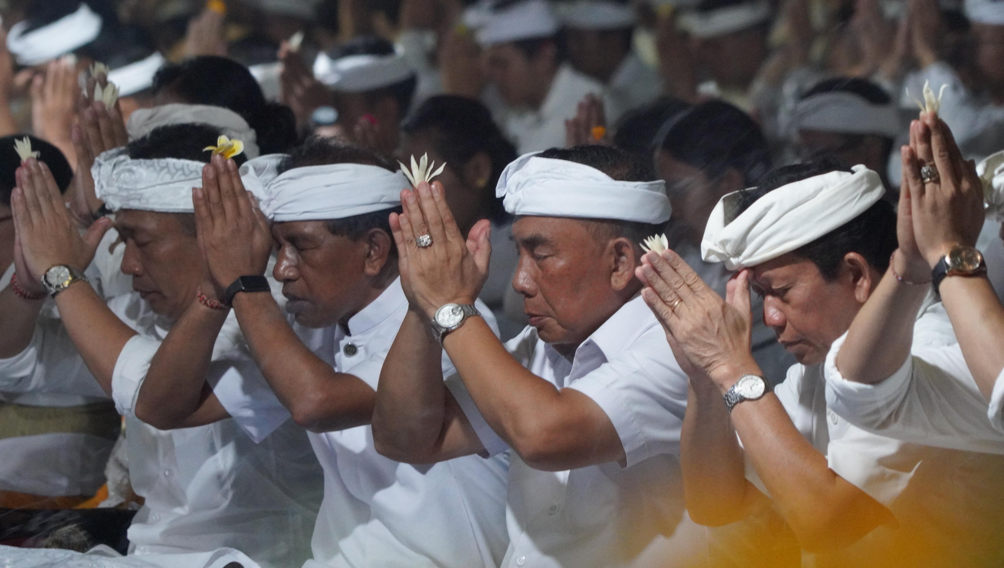 Bupati Jembrana I Nengah Tamba melakukan persembahyangan di acara peringatan Hari Suci Siwaratri