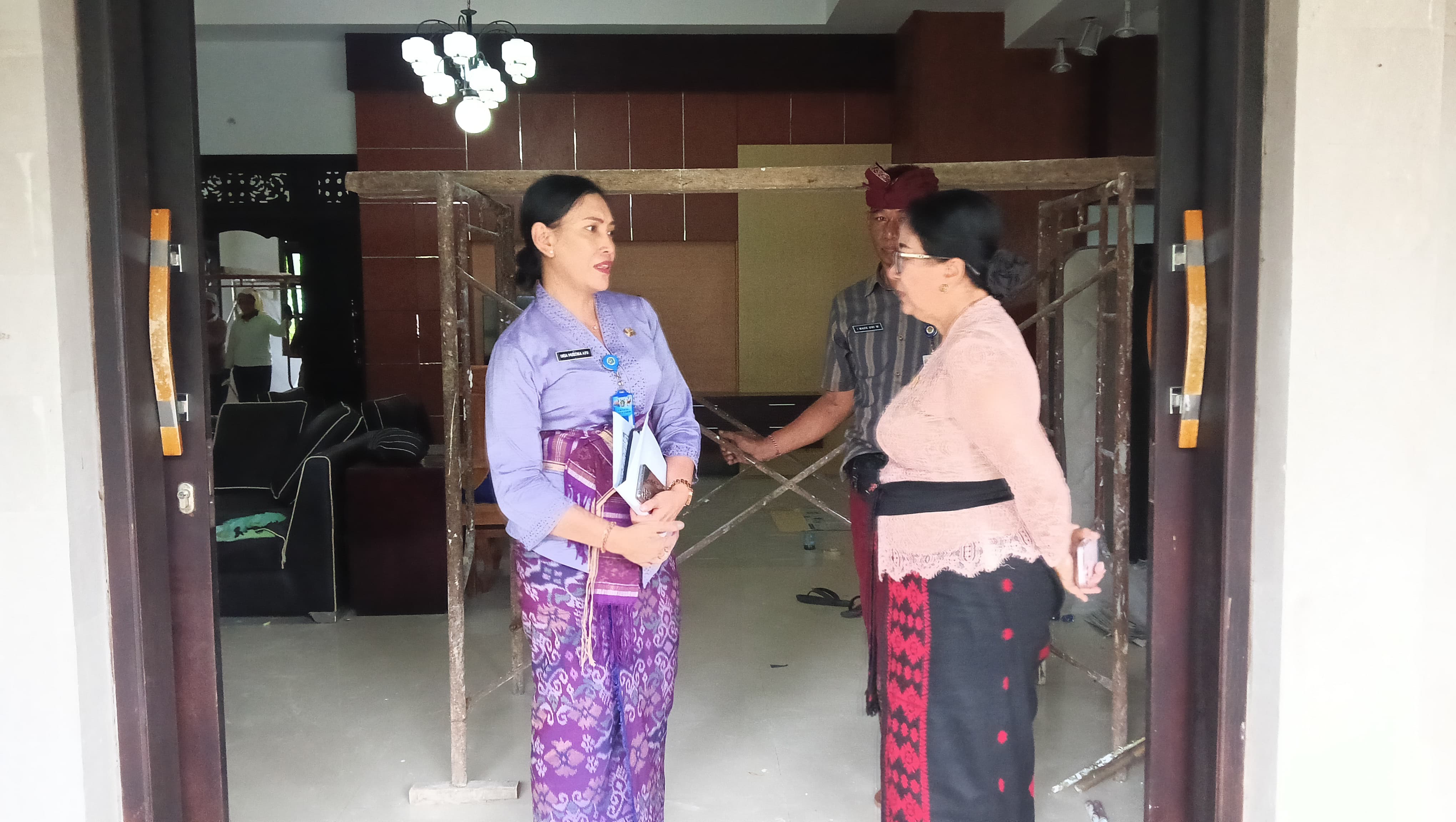 CEK RJB : Ketua DPRD Jembrana Ni Made Sri Sutharmi didampingi Kabag Umum dan Kearsipan Pemkab Jembrana Inda Mustika Ayu melakukan pengecekan penataan rumah jabatan Bupati Jembrana, Kamis (30/1/2025).