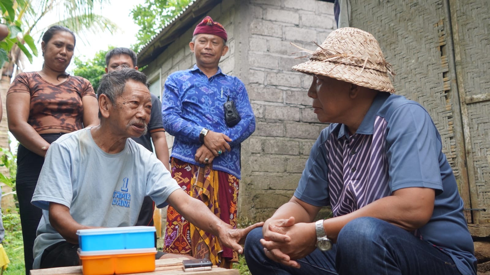 Bupati Jembrana I Nengah Tamba mengunjungi lansia penerima bantuan makanan siap saji bergizi.
