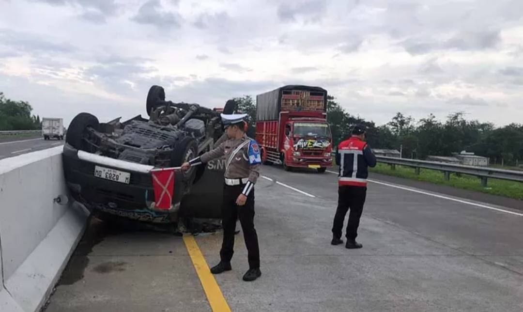 TERBALIK : Kendaraan pikap terbalik di tol paspro usai mengalami pecah ban belakang, Kamis (30/1/2025).