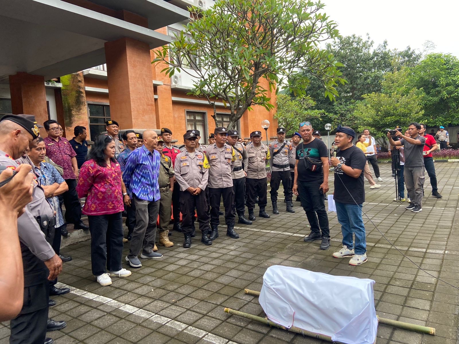 Serikat pekerja PT APS Denpasar melakukan aksi damai di Kantor Disnaker dan ESDM Bali, Jumat (31/1/2025).