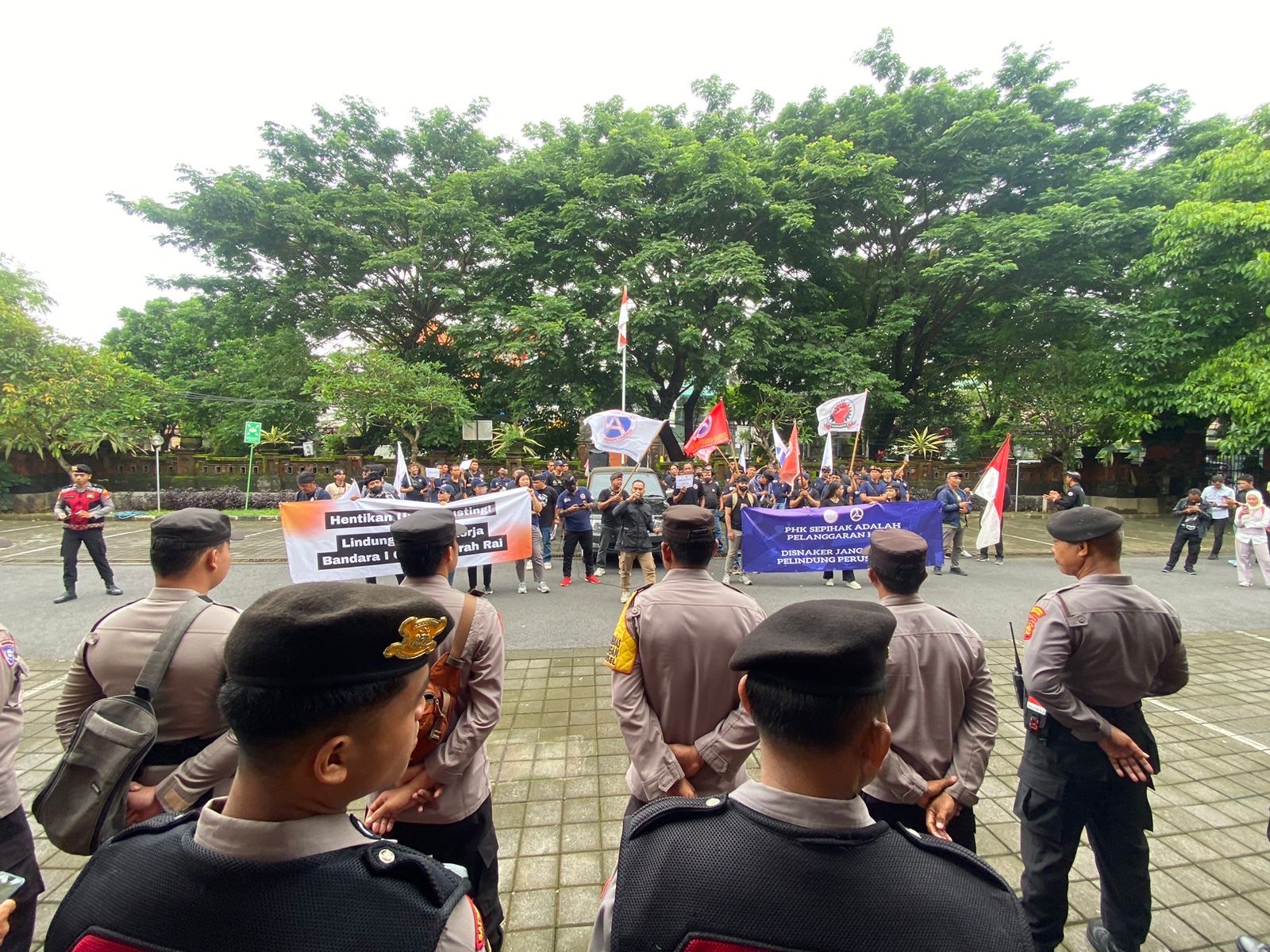 Serikat pekerja PT APS Denpasar melakukan aksi damai di Kantor Disnaker dan ESDM Bali, Jumat (31/1/2025).