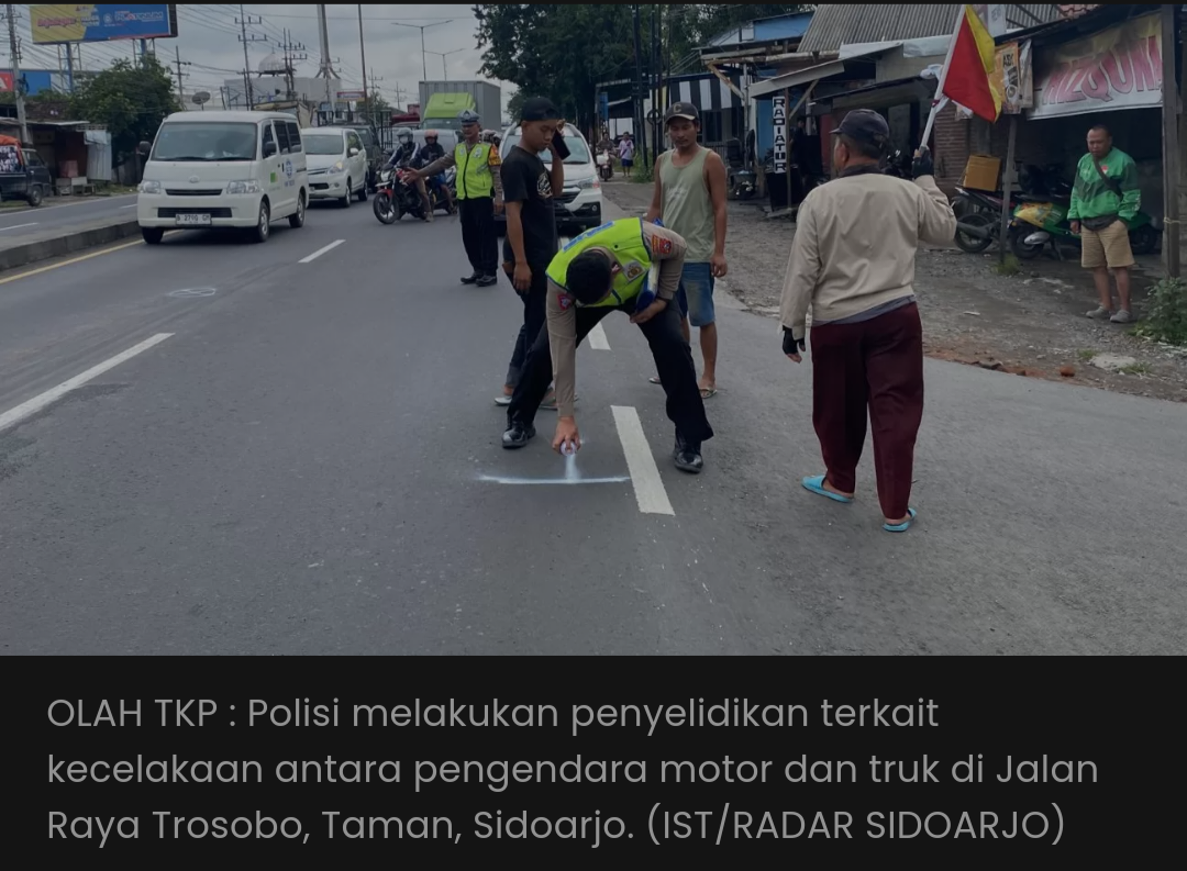Polisi melakukan olah TKP kecelakaan yang melibatkan pengendara motor dan truk kontainer di Jalan Raya Trosobo, Sidoarjo.