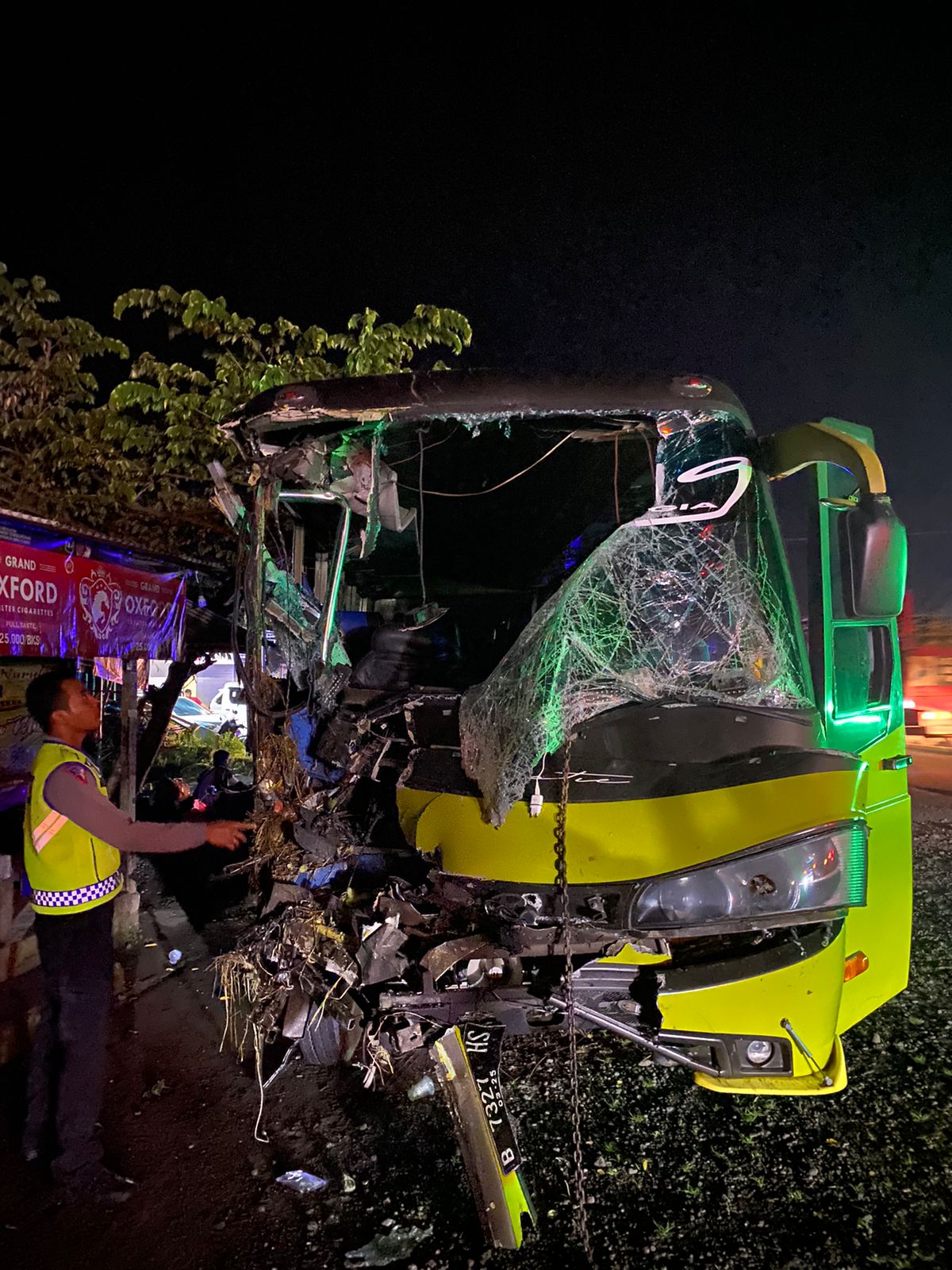 RINGSEK : Bagian depan mobil yang terlibat kecelakaan di Jalan Denpasar Gilimanuk, Desa Medewi, Kecamatan Pekutatan, Senin (3/2/2025).
