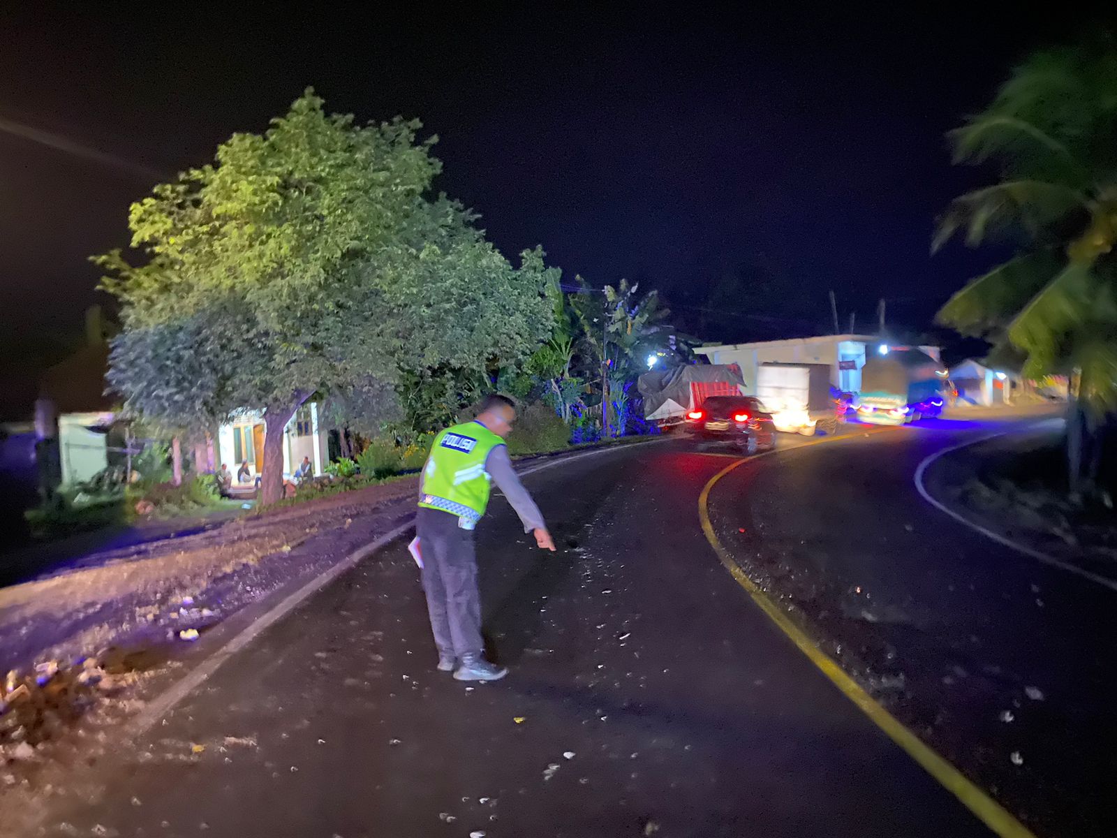 OLAH TKP : Polisi melakukan olah tkp kecelakaan di Jalan Denpasar Gilimanuk, Desa Medewi, Kecamatan Pekutatan, Senin (3/2/2025).