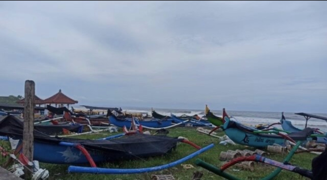 Puluhan perahu nelayan di pesisir Pantai Pasut, Tabanan.