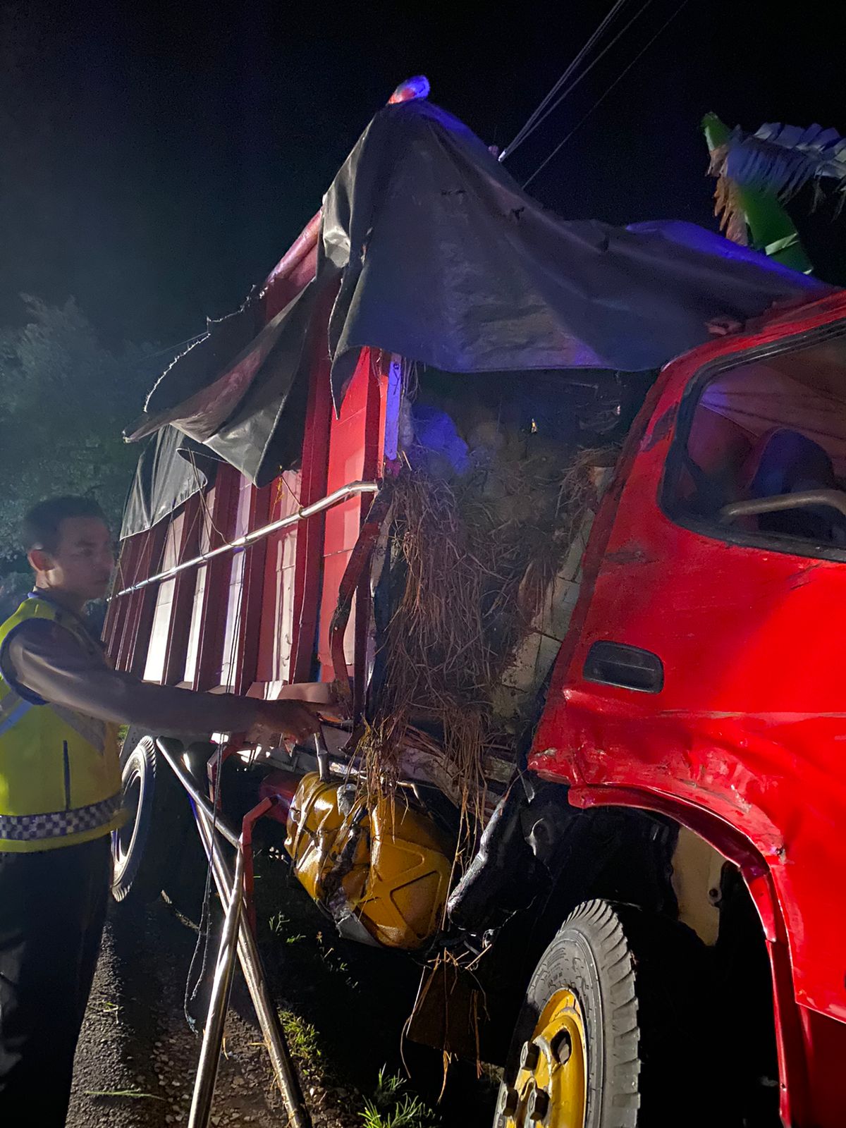 RINGSEK : Bagian depan mobil yang terlibat kecelakaan di Jalan Denpasar Gilimanuk, Desa Medewi, Kecamatan Pekutatan, Senin (3/2/2025).