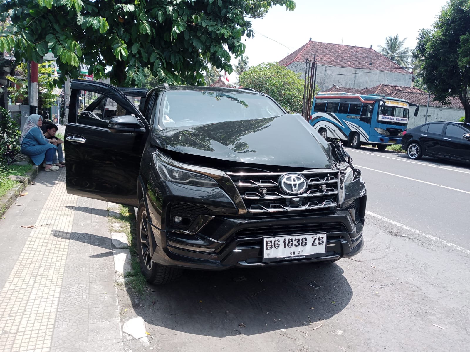 Mobil fortuner yang terlibat kecelakaan di Desa Candikusuma, Melaya, Senin (3/2/2025)