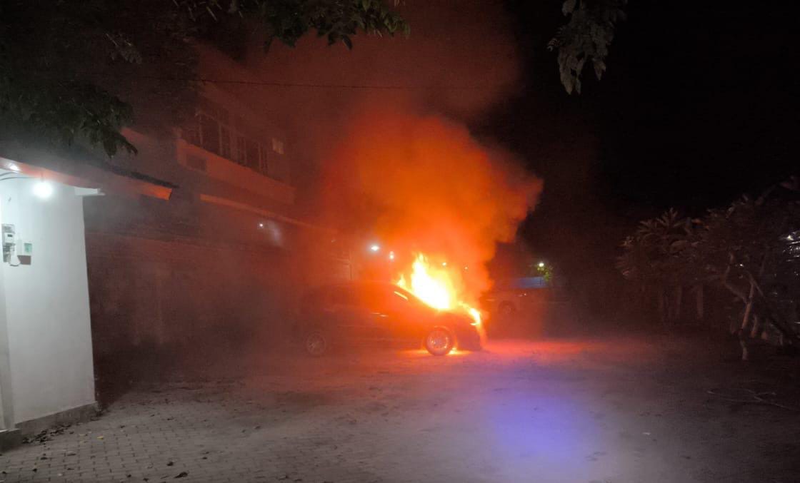 TEBAKAR : Mobil Honda Jazz yang terbakar diarea parkiran RS Bunda, Kelurahan Pendem, Jembrana.