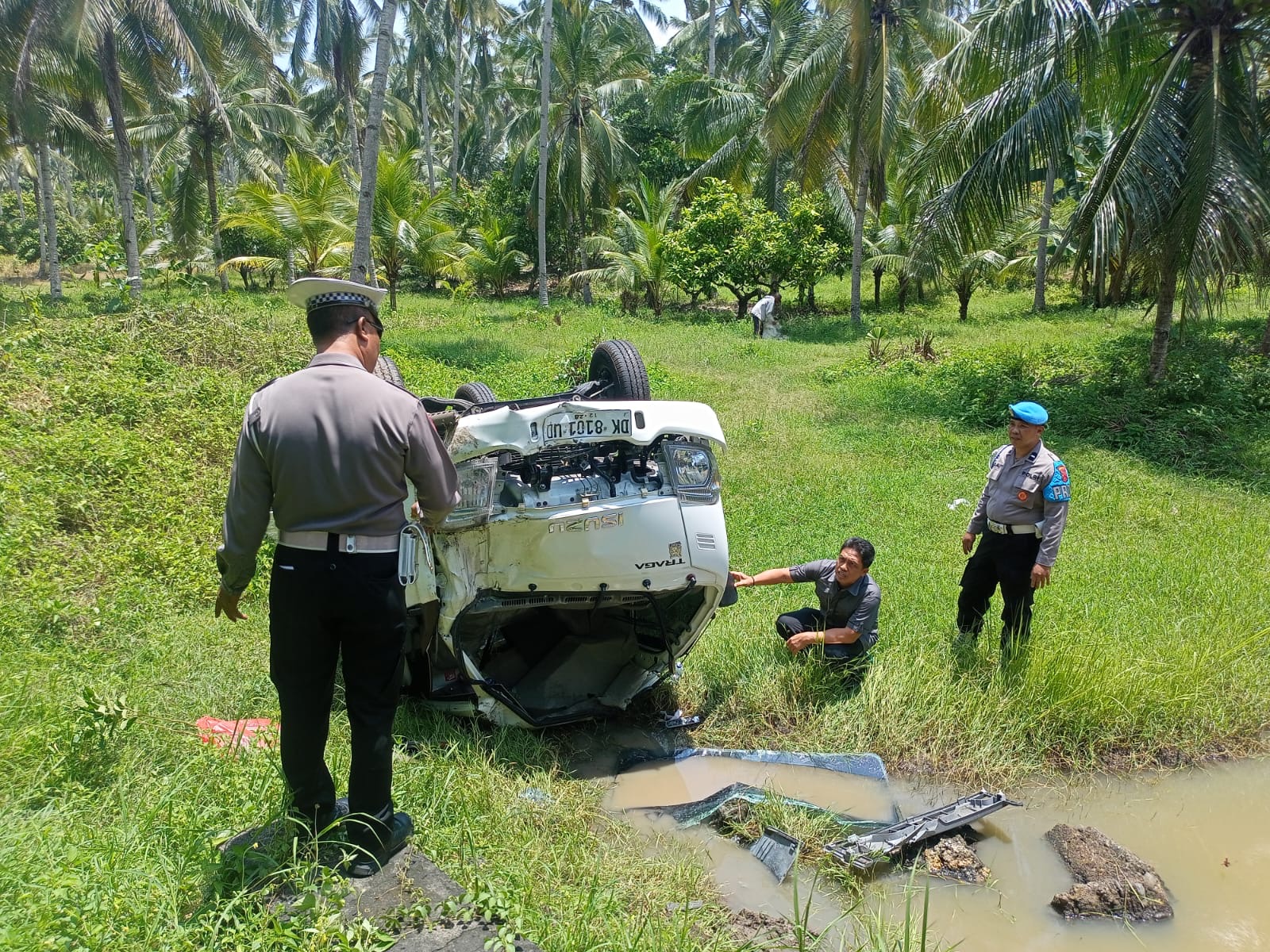 TERBALIK : Mobil pikap putih terbalik usai ditabrak dari belakang oleh mobil Toyota Fortuner di Desa Candikusuma, Senin (3/2/2025).