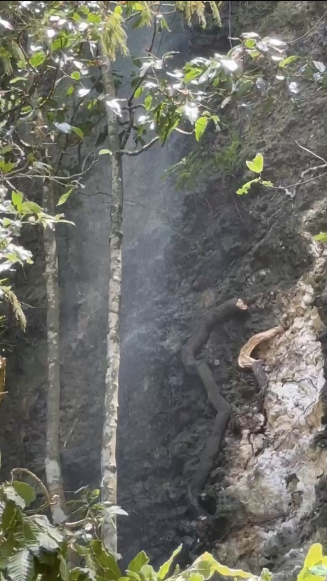 LIMBAH: Tangkapan layar air yang diduga limbah dari salah satu Villa di Pecatu mengalir ke bawah tebing Pantai Labuan Sait pada Selasa (4/2/2025).