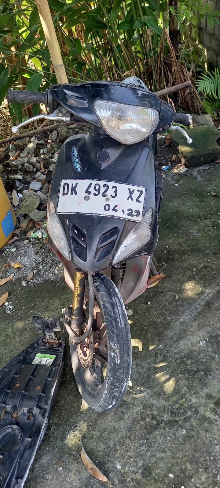 Sepeda motor Yamaha Mio warna hitam milik korban asal Kabupaten Karangasem.