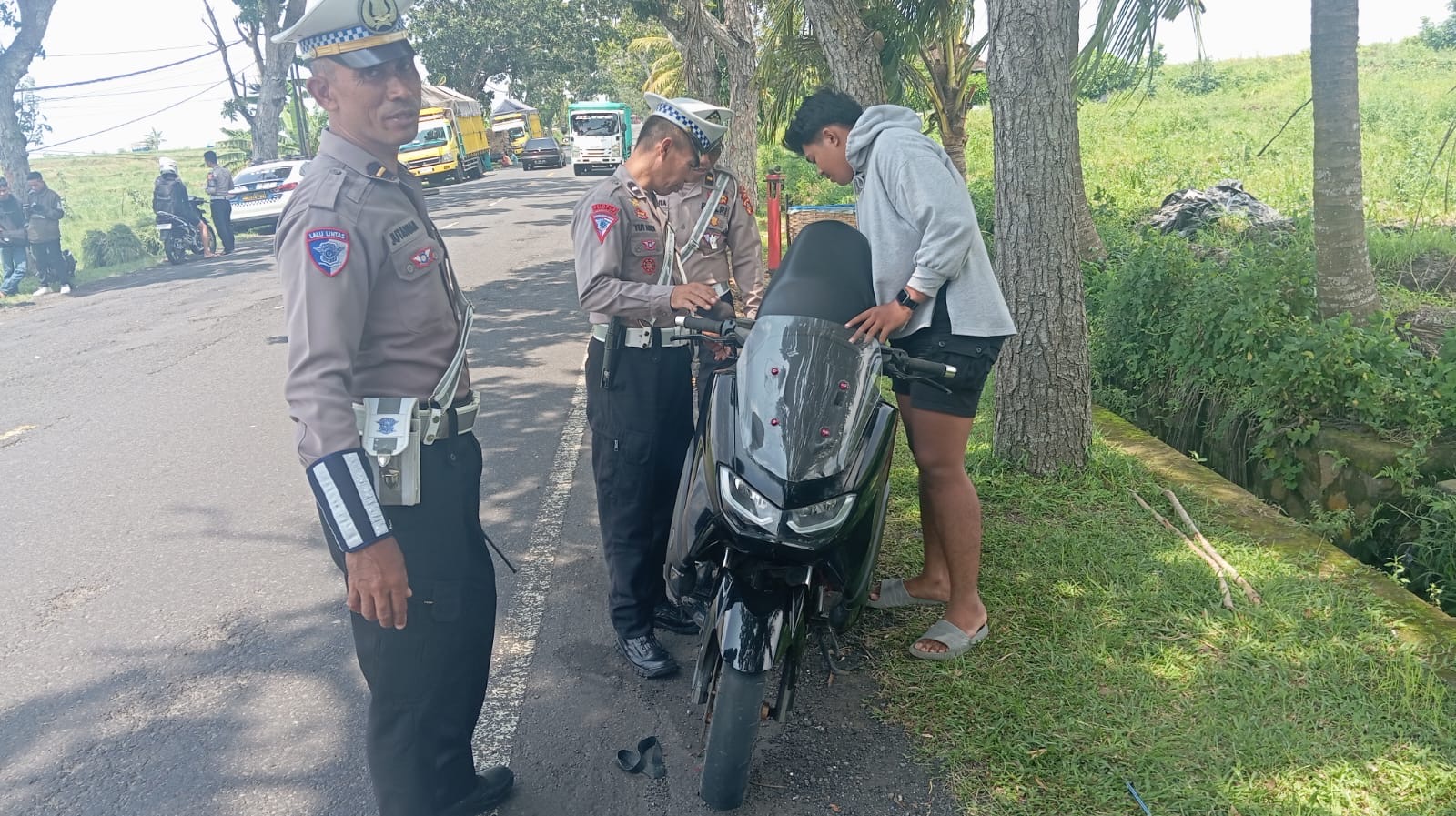 DIPERIKSA : Petugas dari Satlantas Polres Jembrana melakukan pemeriksaan kelengkapan berkendara beberapa waktu lalu.