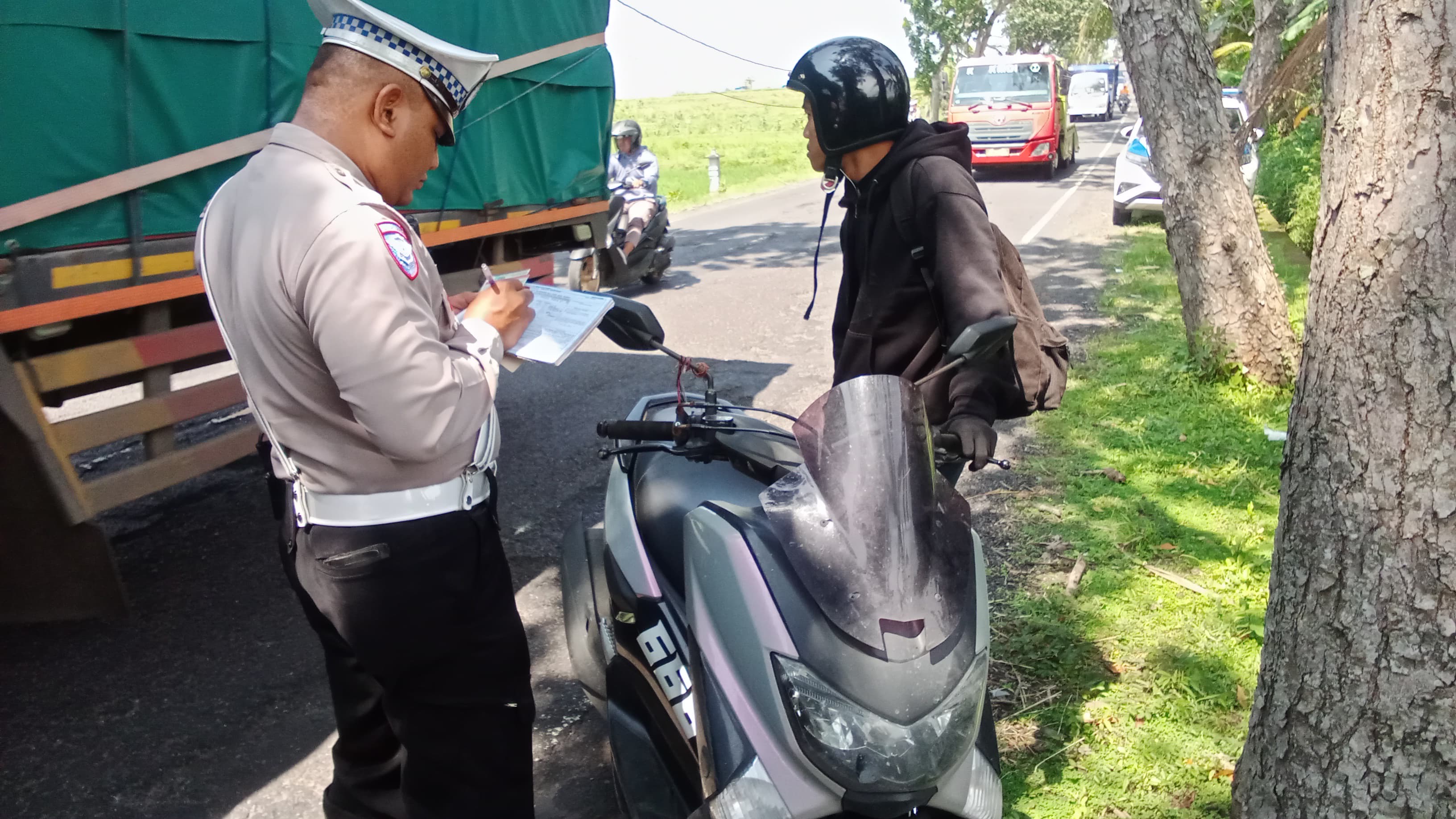TILANG : Petugas dari Satlantas Polres Jembrana melakukan pemeriksaan kelengkapan berkendara beberapa waktu lalu.