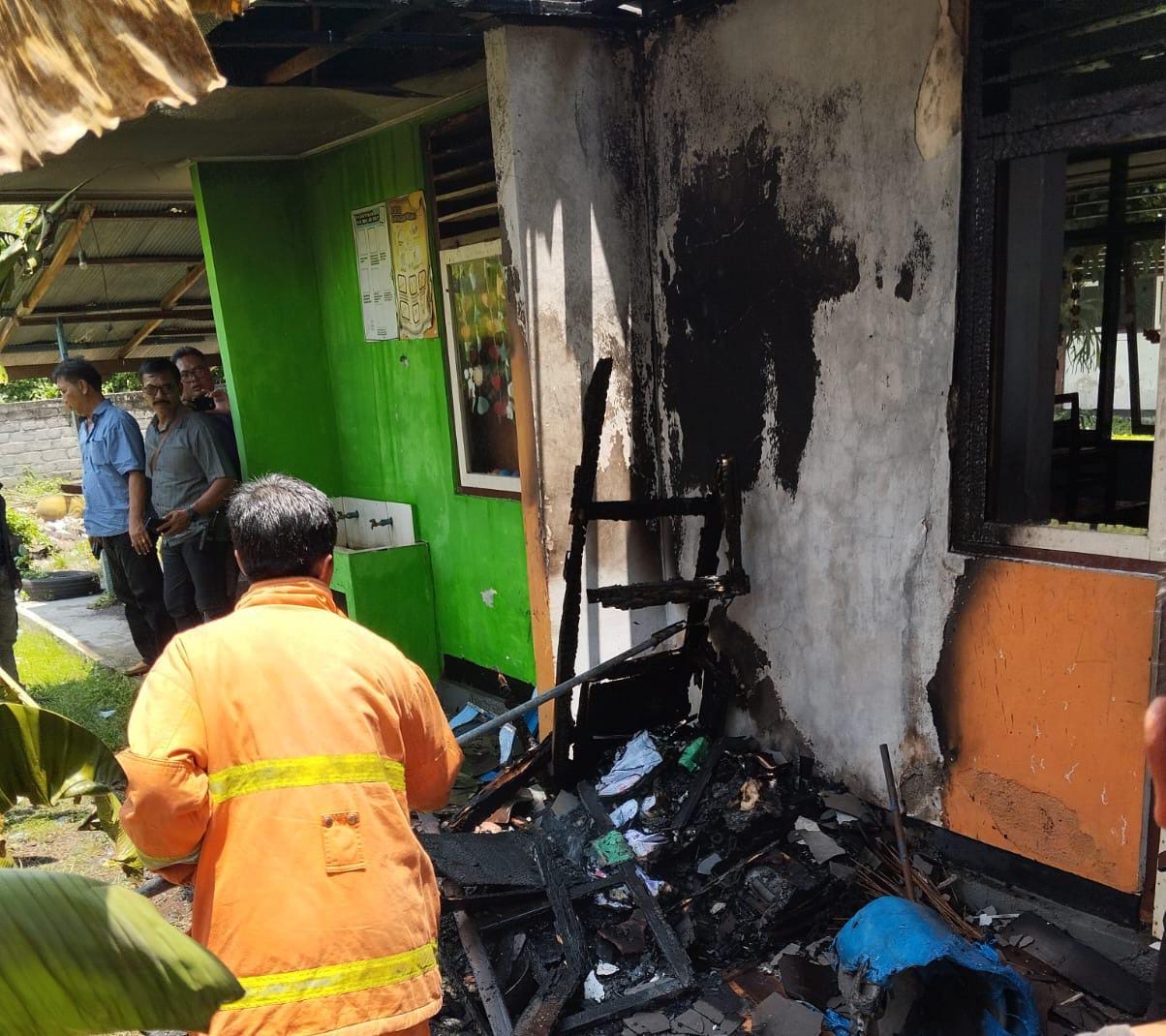 PADAMKAN API : Petugas Damkar Jembrana melakukan pemadaman api yang membakar bangunan sekolah Taman Kanak-Kanak (TK) Cantika Yoga di Kelurahan Tegalcangkring, Kecamatan Mendoyo, Kamis (6/2/2025).