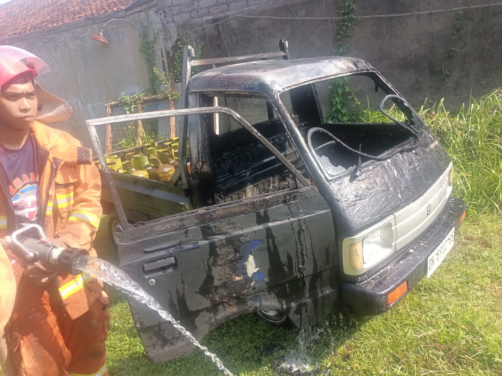 Mobil Suzuki Carry Pikap terbakar di Kelurahan Pendem, Kecamatan Jembrana, Rabu (5/2).