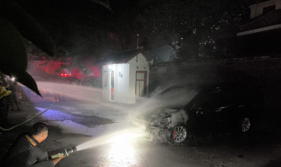 Mobil Honda Jazz yang terbakar diparkiran RS Bunda, Kecamatan Jembrana, Minggu (2/2).