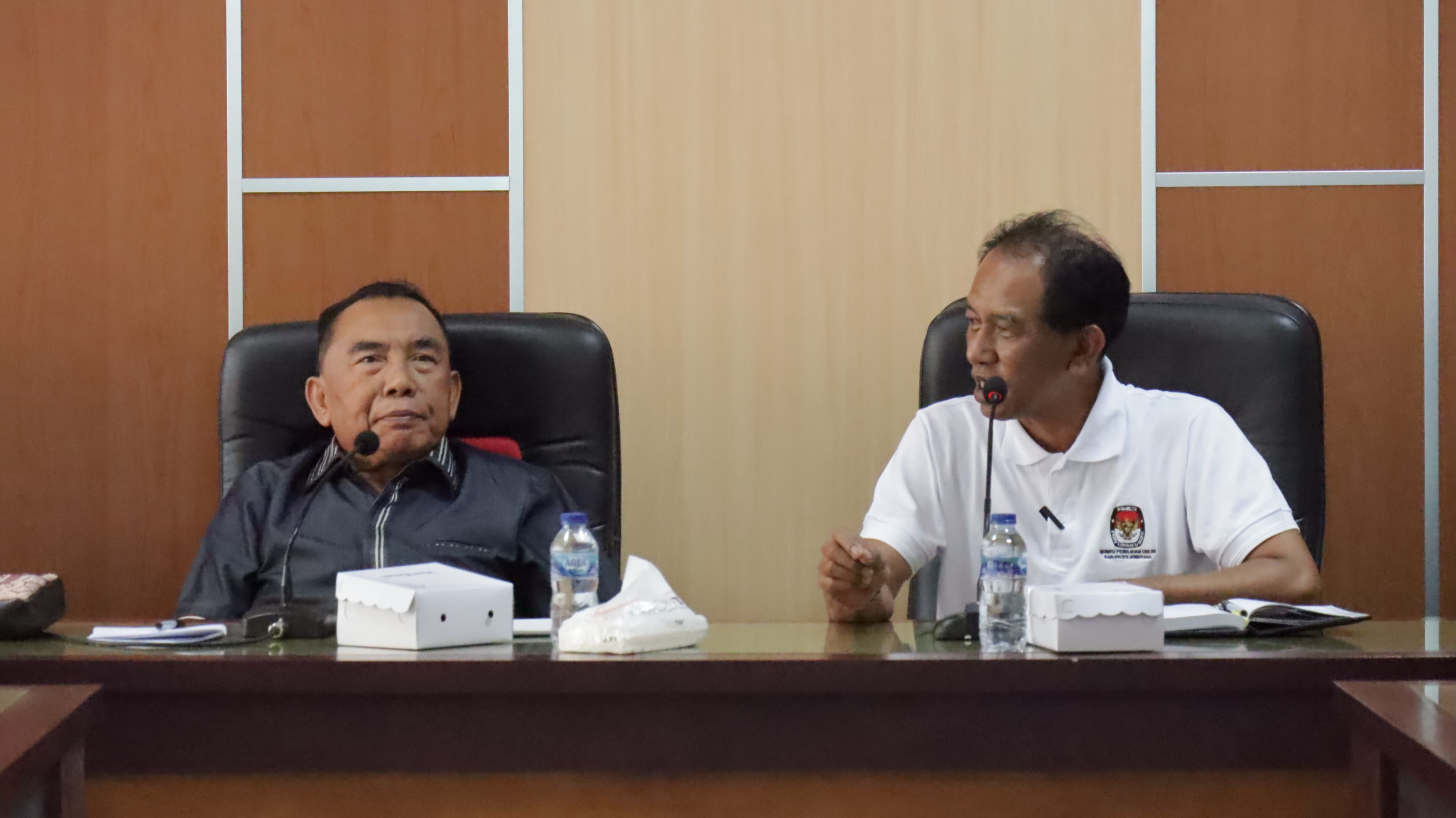 Bupati Jembrana I Nengah Tamba didampingi Sekda Jembrana I Made Budiasa saat rapat beserta jajaran pimpinan OPD di lingkup Pemkab Jembrana, Jumat (7/2/2025).