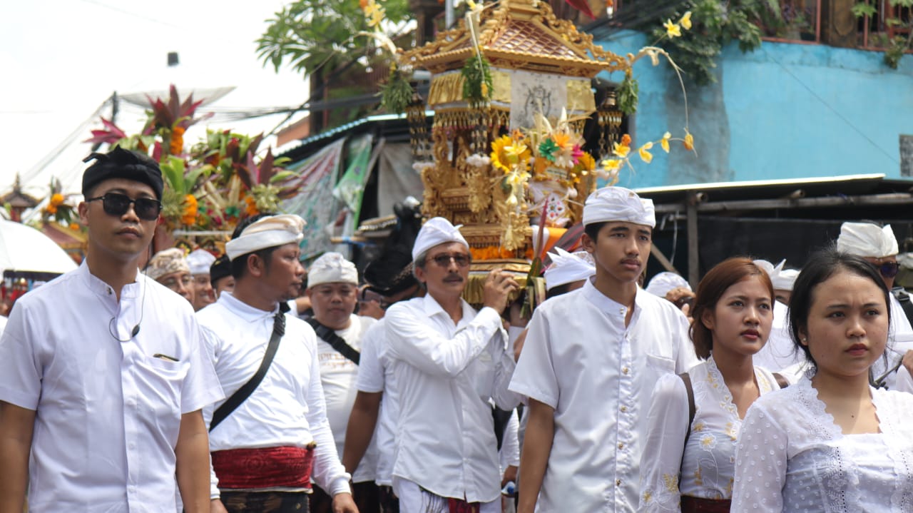 STAHN Mpu Kuturan Singaraja menggelar ritual melasti ke Segara Banyuning pada Jumat (7/2) serangkaian karya Bhakti penerus Pura Agung Mpu Kuturan