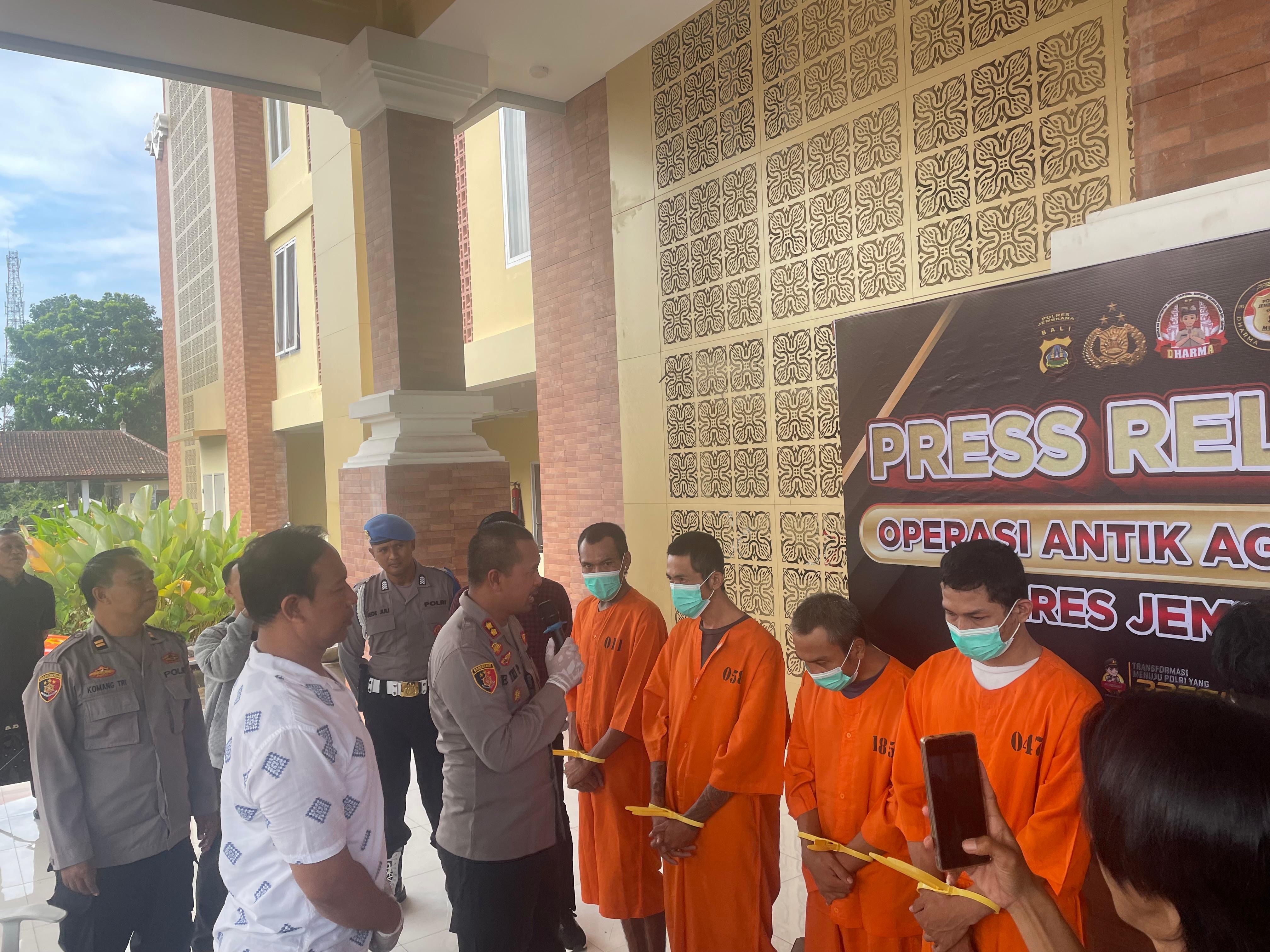 NARKOBA : Enam orang tersangka penyalahgunaan narkotika digiring ke Wantilan Polres Jembrana, Jumat (7/2/2025).