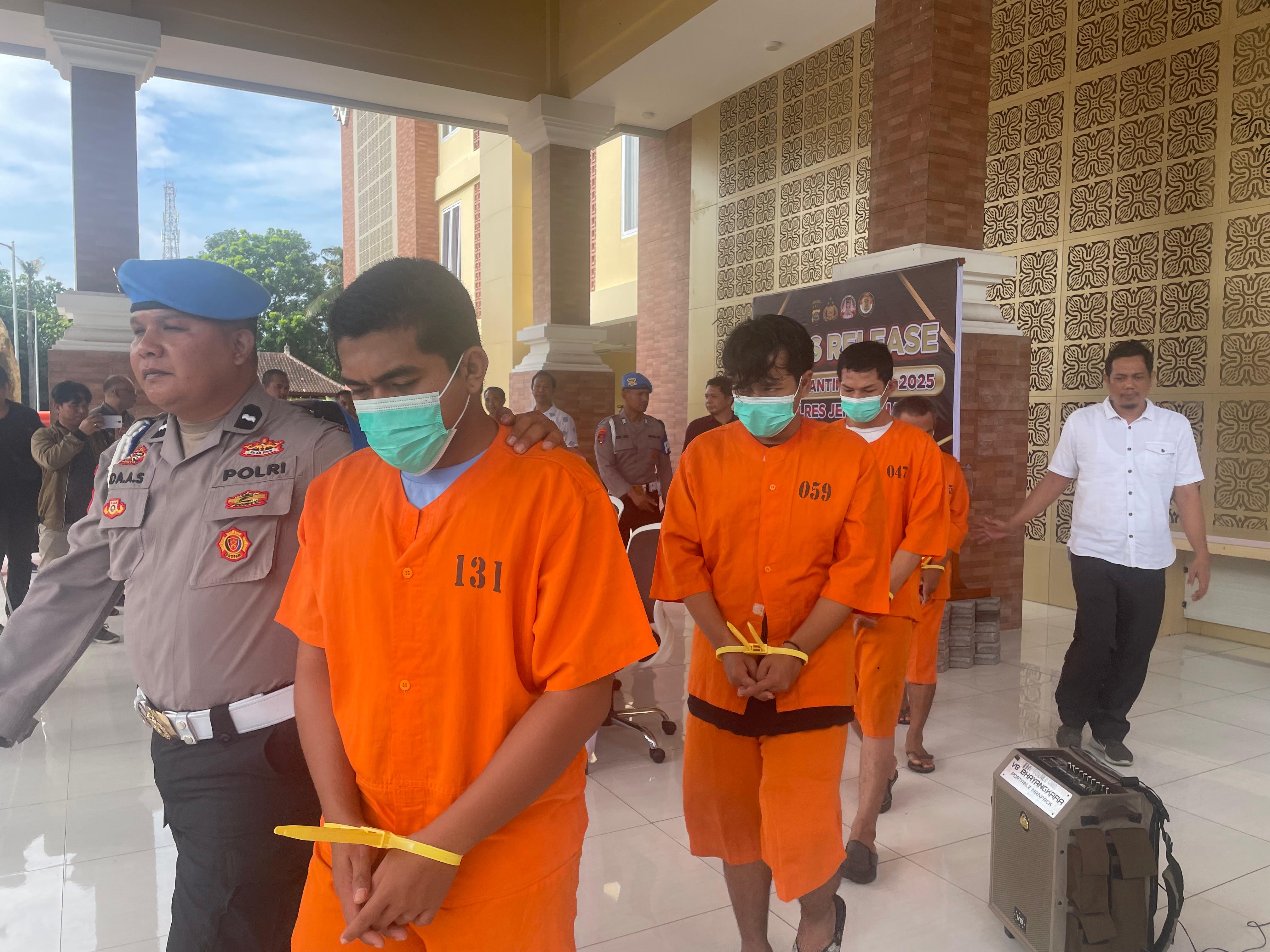 NARKOBA : Enam orang tersangka penyalahgunaan narkotika digiring ke Wantilan Polres Jembrana, Jumat (7/2/2025).