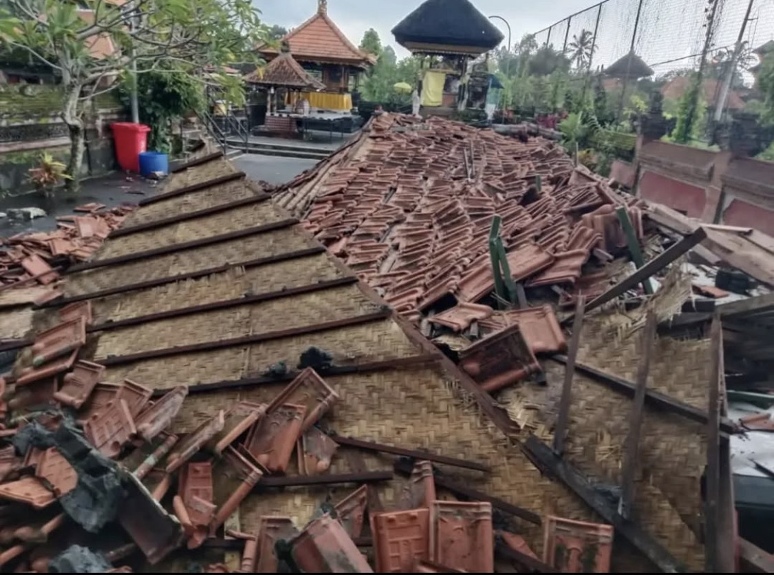 ROBOH: Bangungn Bale Bengong di Pura Prajapati Desa Baha, Kecamatan Mengwi yang roboh pada Kamis (6/2/2025).