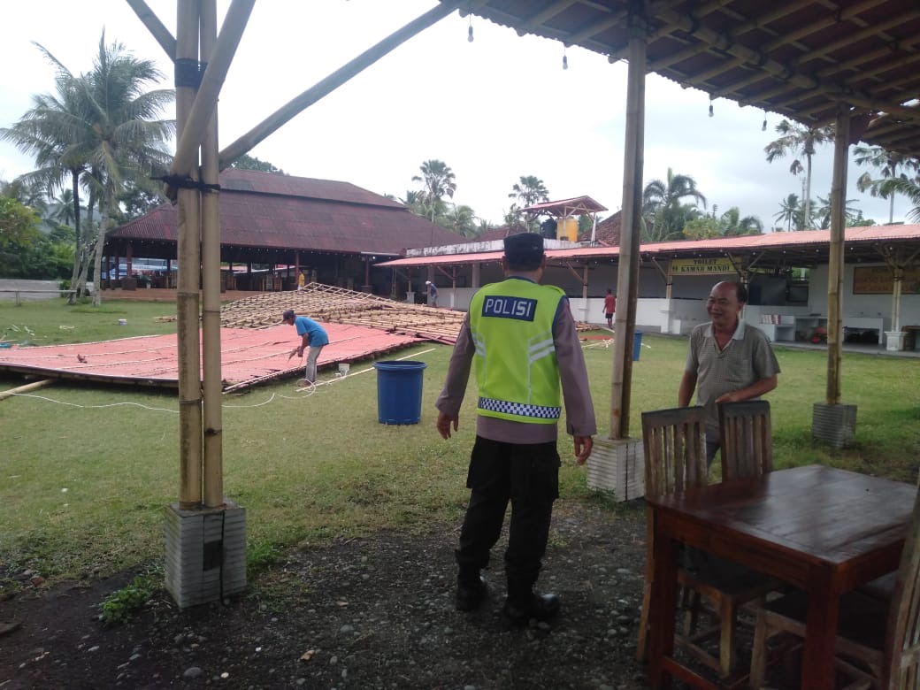 ROBOH : kondisi atap Rumah Makan Banyuwangi Echo di Desa Pengeragoan, Kecamatan Pekutatan yang terlepas akibat cuaca buruk, Minggu (9/2/2025).