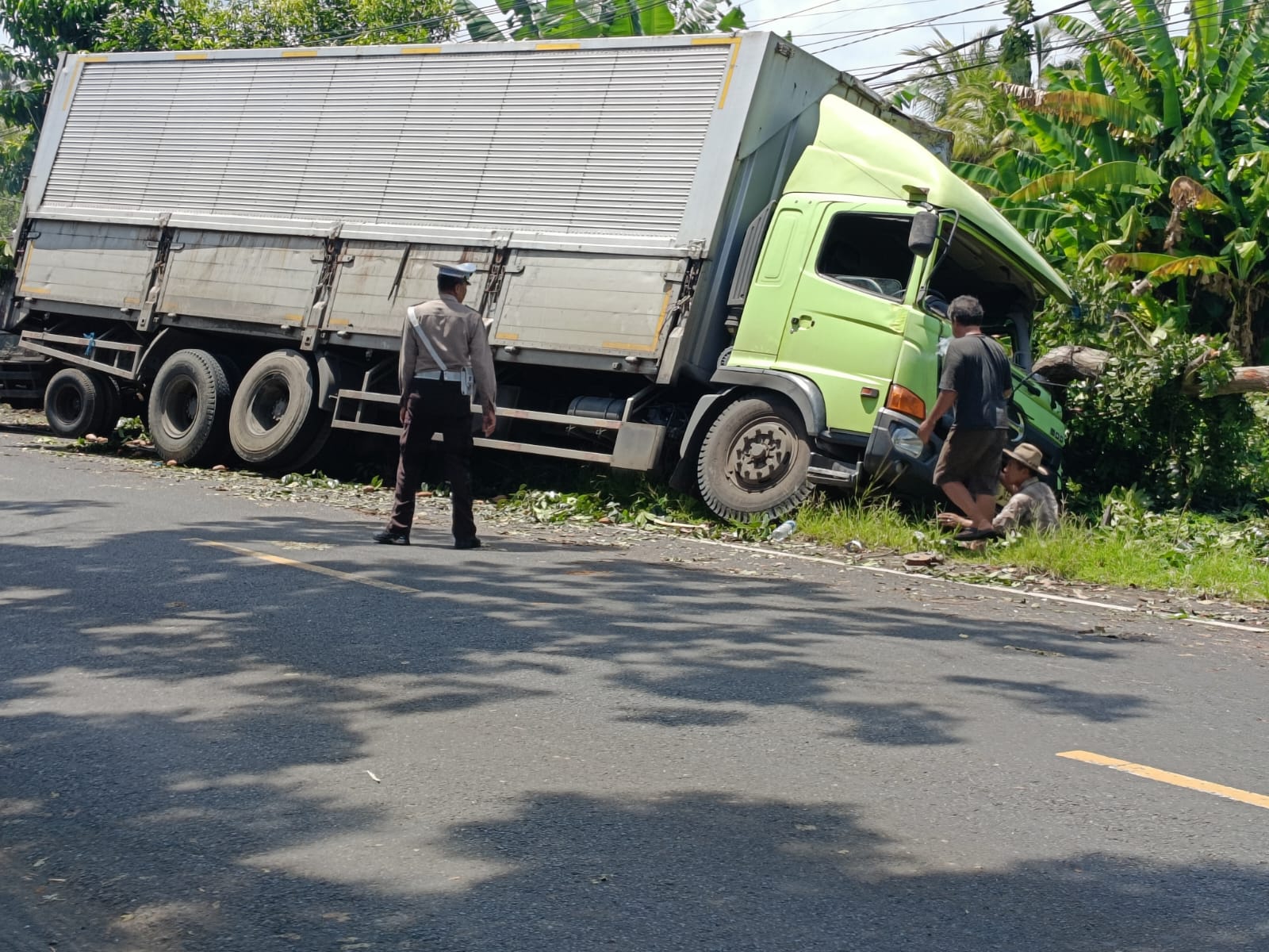 Truk box B 9920 TEY yang mengalami kecelakaan di Jalan Denpasar-Gilimanuk, SImpang Madura, Desa Candikusuma, Melaya.